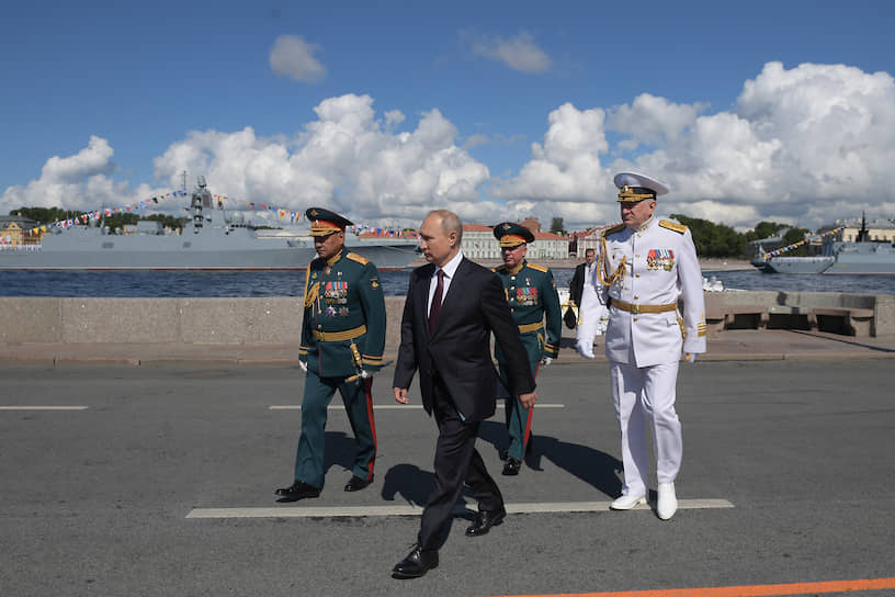 Президент РФ Владимир Путин и министр обороны Сергей Шойгу (слева) во время парада 