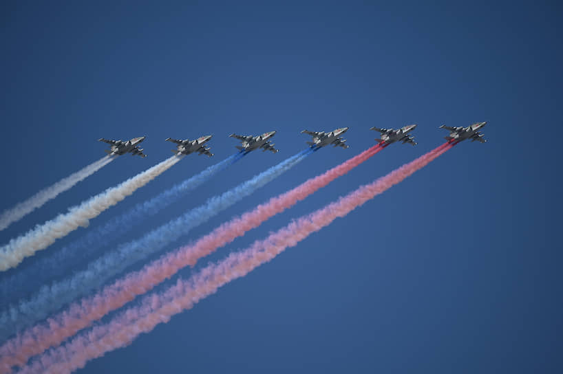 Группа штурмовиков Су-25 окрасила небо над Санкт-Петербургом цветами российского флага 