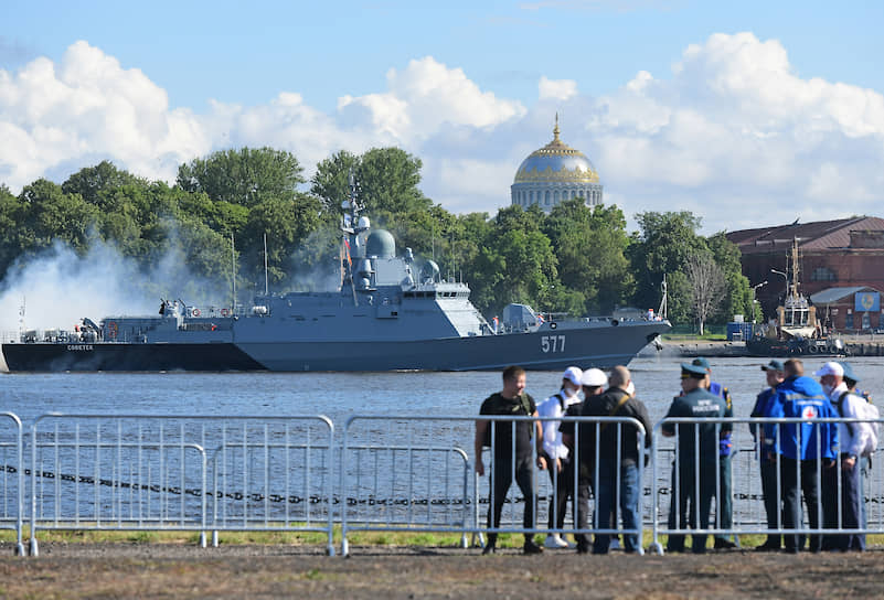 Всего в военно-морском параде в Санкт-Петербурге и Кронштадте участвовали более 40 кораблей, катеров и подводных лодок 