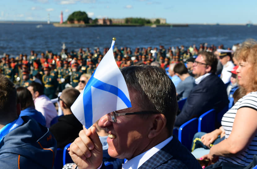Парад прошел при хорошей погоде, поэтому на набережных собралось много горожан и туристов 