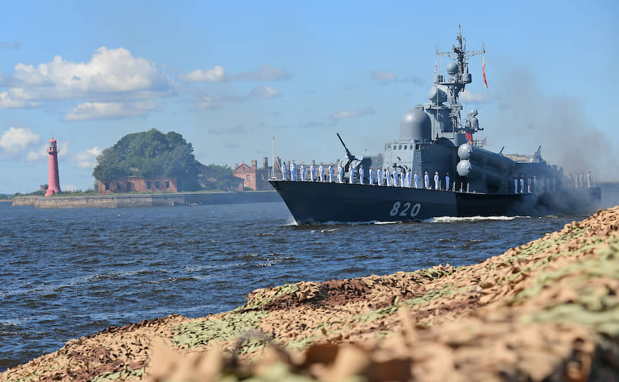 Проход кораблей в акватории Финского залива во время парада 