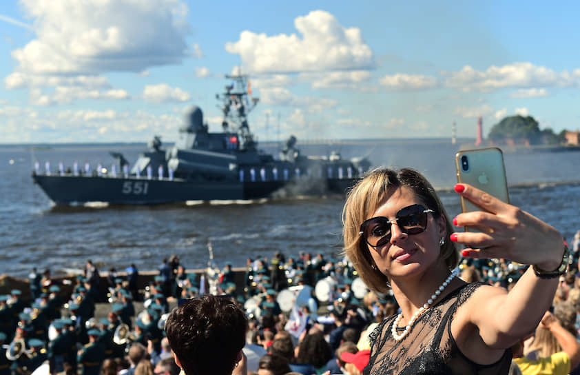 Из-за коронавируса въезд в Кронштадт был ограничен на время парада, доступ в город был разрешен по пропускам, которые могли оформить местные жители, и по специальным приглашениям 