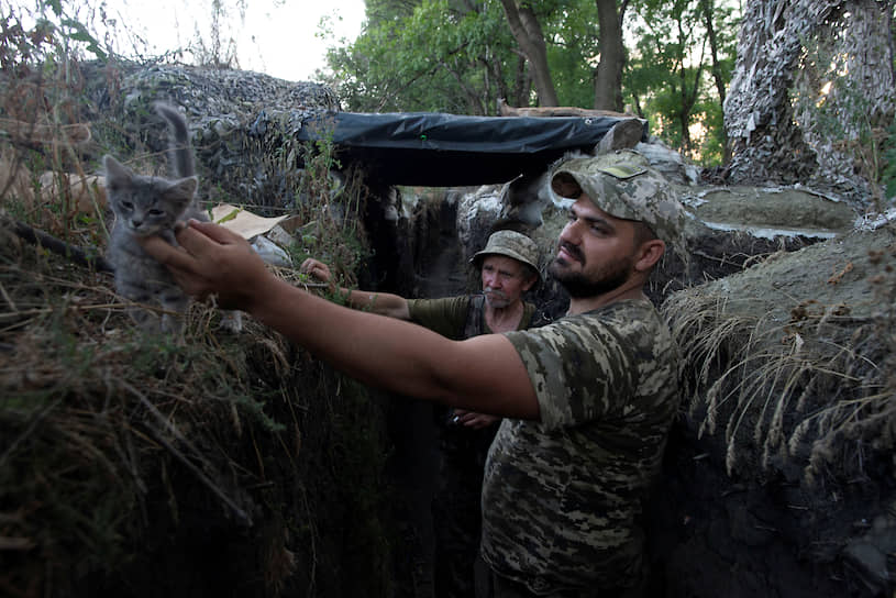 Новотошковское, Луганская область. Украинские военные в окопе 
