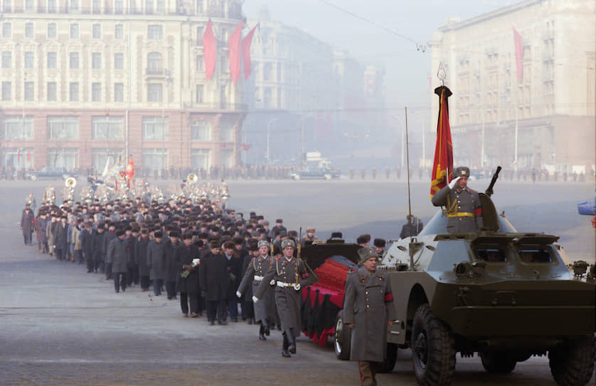 По аналогичной схеме 14 февраля 1984 года прошла церемония похорон генсека ЦК КПСС Юрия Андропова (на фото), а 13 марта 1985 года — похорон генсека ЦК КПСС Константина Черненко. Похороны последнего завершили период, прозванный в народе «пятилеткой пышных похорон»
