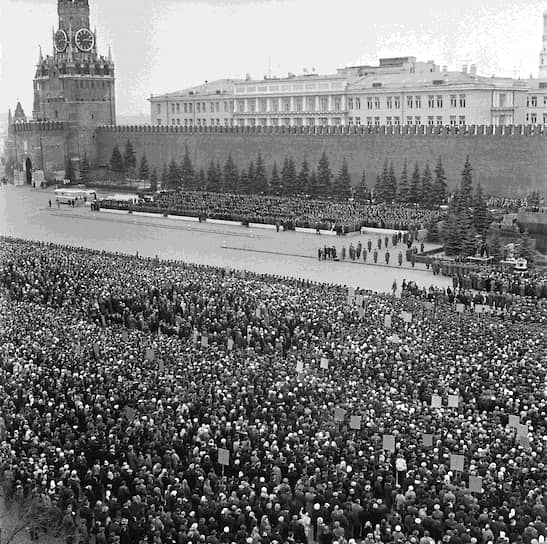 30 марта от ЦДСА траурная процессия с урнами под аккомпанемент траурного марша двинулась в сторону Красной Площади. Москвичи выходили на улицы и присоединялись к шествию, чтобы проводить летчиков в последний путь. Всего на прощание пришли несколько сотен тысяч человек. Шествие остановилось у Мавзолея, где позже прошел траурный митинг. В стране была объявлена минута молчания, урны с прахом были захоронены в Кремлевской стене с воинскими почестями
