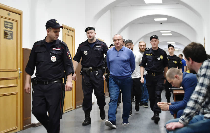 Бывший депутат Народного собрания КЧР Рауль Арашуков (в центре)