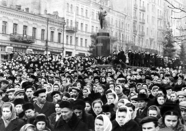 Генсек ЦК КПСС Иосиф Сталин умер 5 марта 1953 года. После смерти его тело было перевезено в лабораторию для проведения фиксации тканей на время прощания в Колонном зале Дома союзов. К гробу выстраивались многокилометровые очереди. Прощание длилось три дня, за это время проститься со Сталиным пришли около 2 млн человек