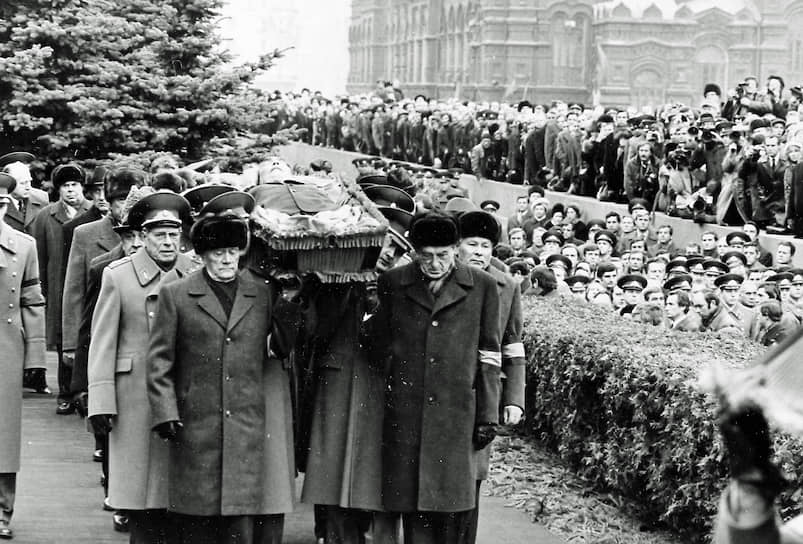 После смерти генсека ЦК КПСС Леонида Брежнева 10 ноября 1982 года во всей стране объявлен четырехдневный общенациональный траур. В день похорон, 15 ноября, были отменены занятия в учебных заведениях, Москва была закрыта для въезда. Церемония транслировалась по всем телеканалам. На похороны прибыли несколько сотен тысяч человек. Прощание проходило в Колонном зале Дома союзов