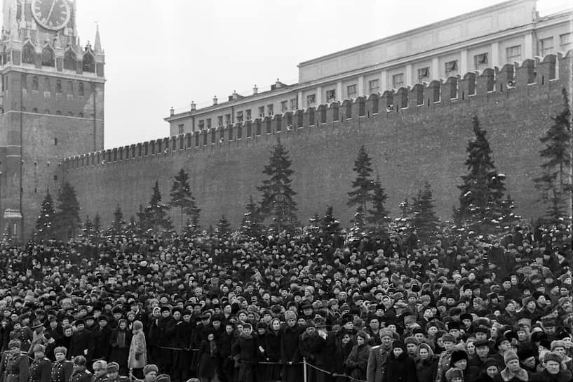 9 марта саркофаг с забальзамированным телом Сталина установили рядом с саркофагом тела Ленина в Мавзолее. Во время похорон на Трубной площади в Москве возникла давка, жертвами которой стали по разным данным от нескольких сот до двух тыс. человек. В 1961 году по решению XXII съезда КПСС тело Сталина было вынесено из Мавзолея и погребено в могиле у Кремлевской стены