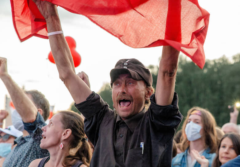 Участники митинга в поддержку кандидата в президенты Белоруссии Светланы Тихановской