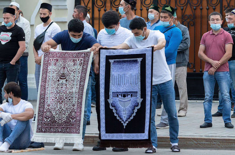 Мусульмане готовятся к праздничной молитве в Казани