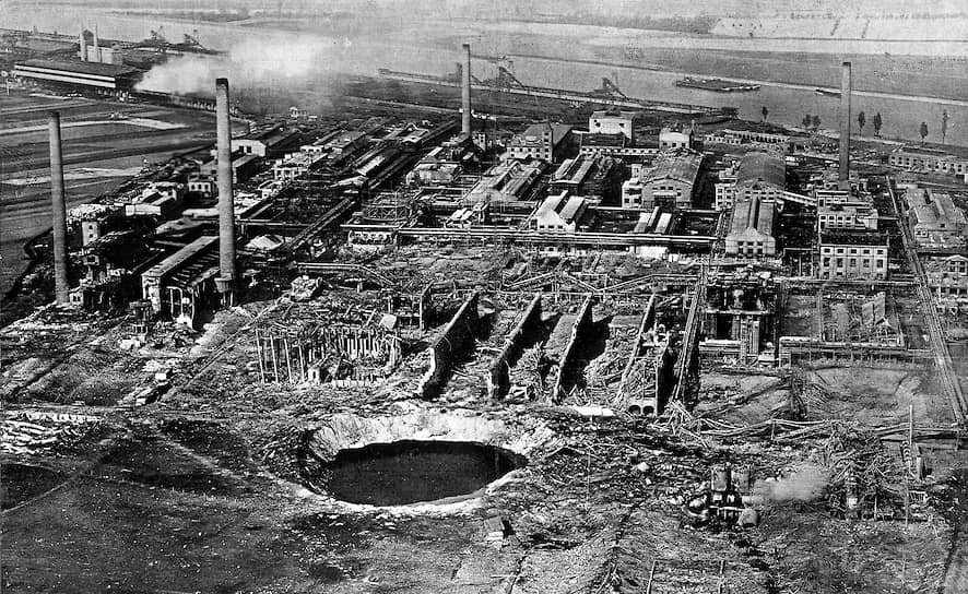 21 сентября 1921 года взрыв прогремел на химическом предприятии компании BASF недалеко от немецкого города Оппау. На складе удобрений сдетонировали 12 тыс. тонн смеси сульфата и нитрата аммония. На месте образовалась воронка диаметром 160 м. Погиб 561 человек, более 1,5 тыс. получили ранения. 7,5 тыс. человек лишились жилья 