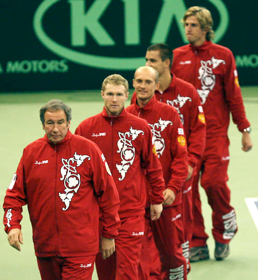 В 2007-м Россия снова вышла в финал, но проиграла сборной США 1:4 На фото слева направо: тренер Шамиль Тарпищев, Дмитрий Турсунов, Николай Давыденко, Михаил Южный и Игорь Андреев, 2007 год