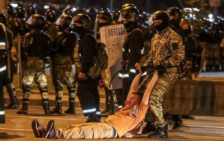 К полуночи в Минске протестующие построили баррикады из мусорных баков, силовики начали задержания На фото: момент задержания журналиста Семена Пегова