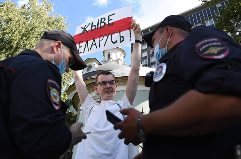 Вероника Цепкало, одна из трех глав объединенного штаба оппозиции Белоруссии, покинула страну из-за опасений уголовного преследования. Информацию об отъезде в Москву подтвердил штаб незарегистрированного кандидата в президенты Виктора Бабарико. До этого в Россию уехал ее муж с детьми