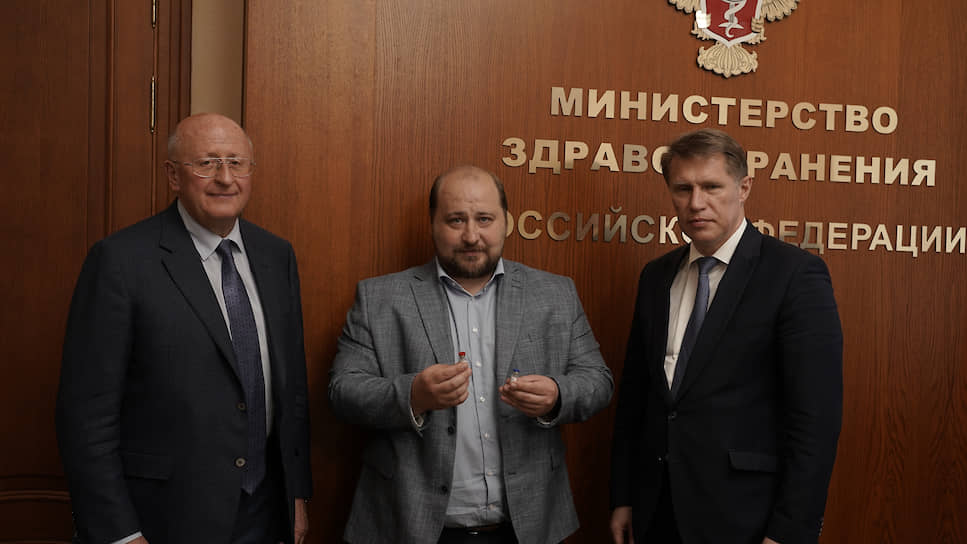 Слева направо: директор центра имени Гамалеи Александр Гинцбург, замдиректора по научной работе центра имени Гамалеи Денис Логунов и министр здравоохранения РФ Михаил Мурашко