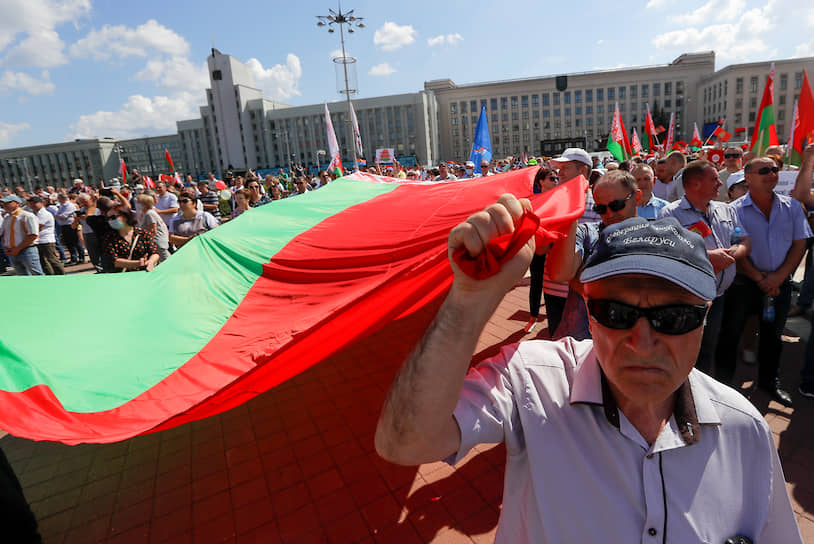 Участники проправительственного митинга