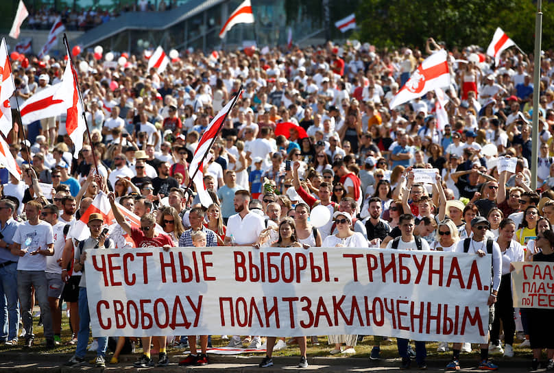 По оценкам корреспондентов Tut.by, на митинг против Александра Лукашенко собралось до 220 тыс. человек. 