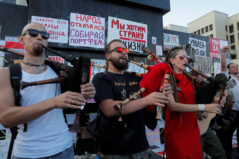 Протестующие играют на волынках  