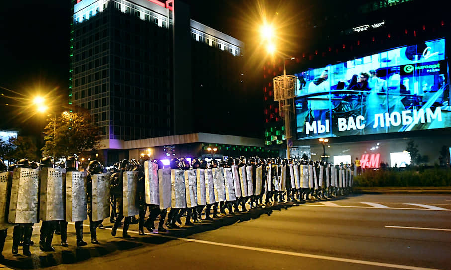 Сотрудники правоохранительных органов во время акции протеста 