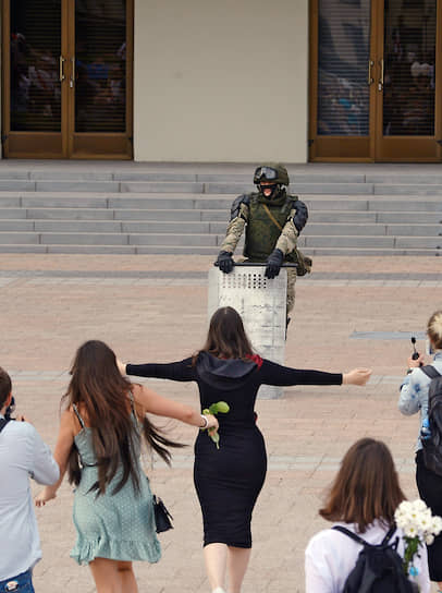 Протестующие на проспекте Независимости, где расположен Дом правительства и здание ЦИКа 