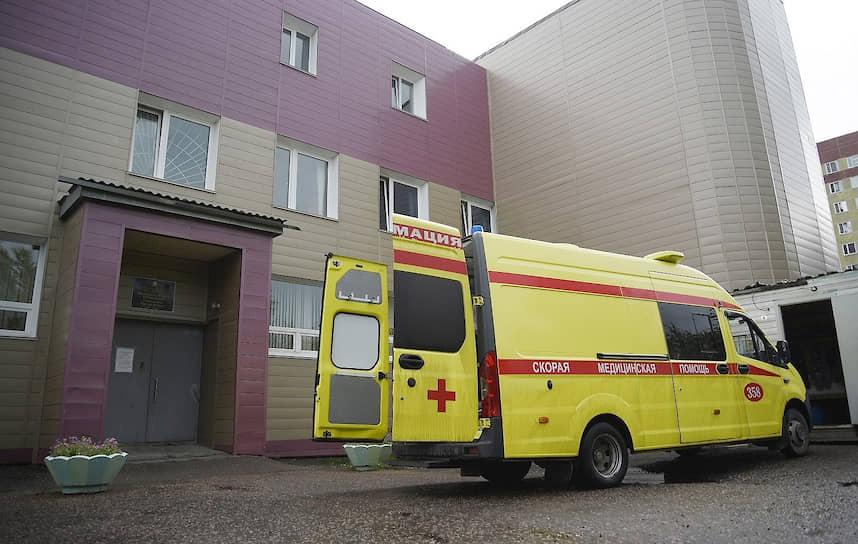 Автомобиль скорой помощи возле БСМП №1 в Омске