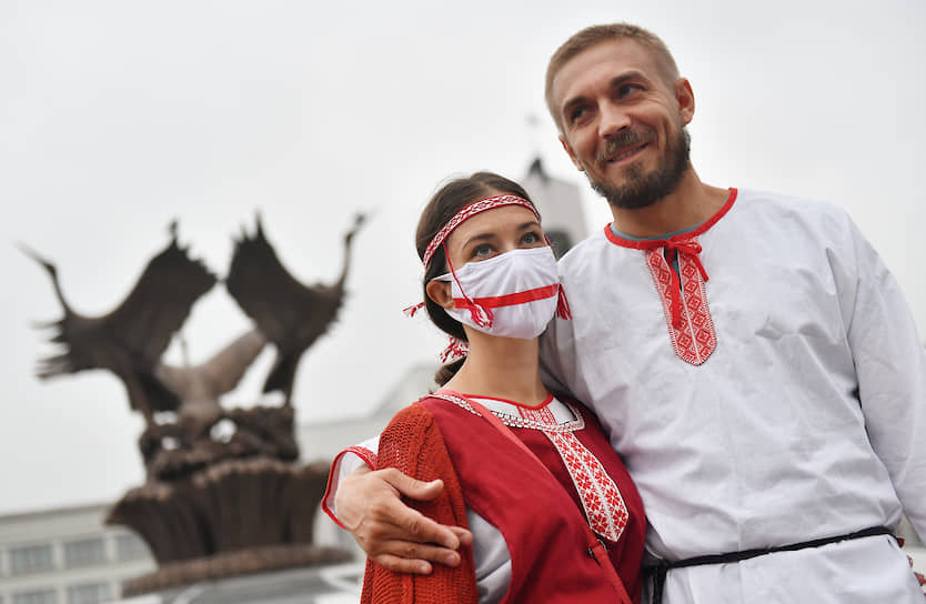 «Наилучшее решение сейчас — разойтись и вернуться на площади Октябрьскую и Независимости! Для желающих — можно продолжить протесты в ваших районах, а также вешать флаги!» — говорилось в сообщении Nexta Live