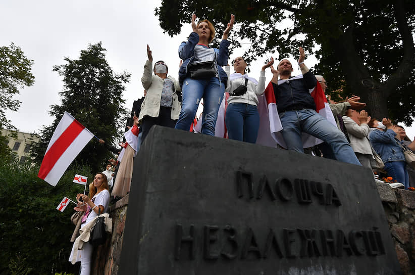 Вечером участники акции ушли в центр города, туда же от резиденции и от стелы «Минск — город-герой» стягивались силовики. С наступлением темноты протестующие закончили акцию