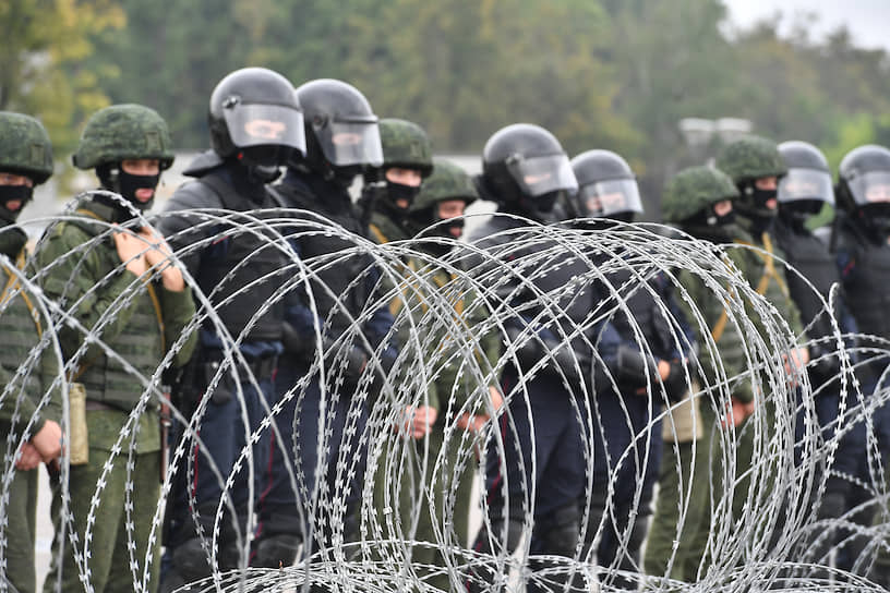 Затем протестующие выдвинулись к гостинице «Планета», которая находится напротив стелы «Минск — город-герой»