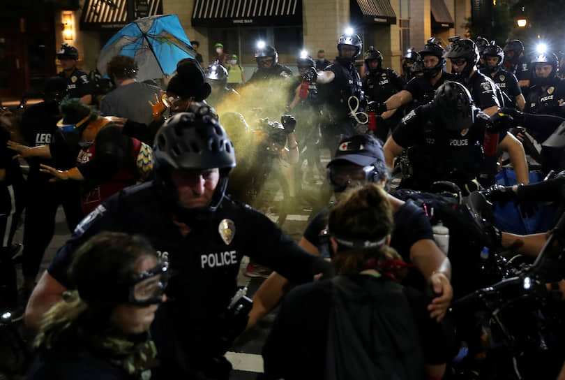 Шарлотт, штат Северная Каролина, США. Полицейские разгоняют протестующих с помощью перцового газа