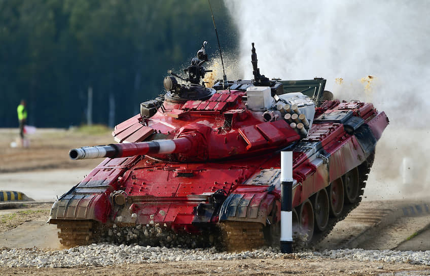 Московская область. Танк Т-72Б3 экипажа из Азербайджана во время индивидуальной гонки на Армейских международных играх 