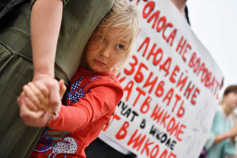 Минск, Белоруссия. Учителя во время акции протеста у здания Минобразования республики  