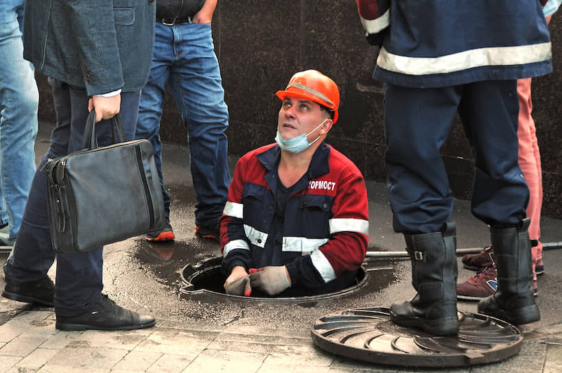 Москва. Сотрудники коммунальных служб во время ликвидации последствий ливня 