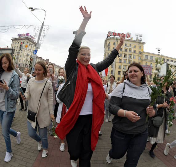 Мария Колесникова и другие участники протестного марша «женских миротворческих сил» в Минске 