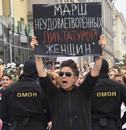 Участники протестного марша «женских миротворческих сил» в Минске 
