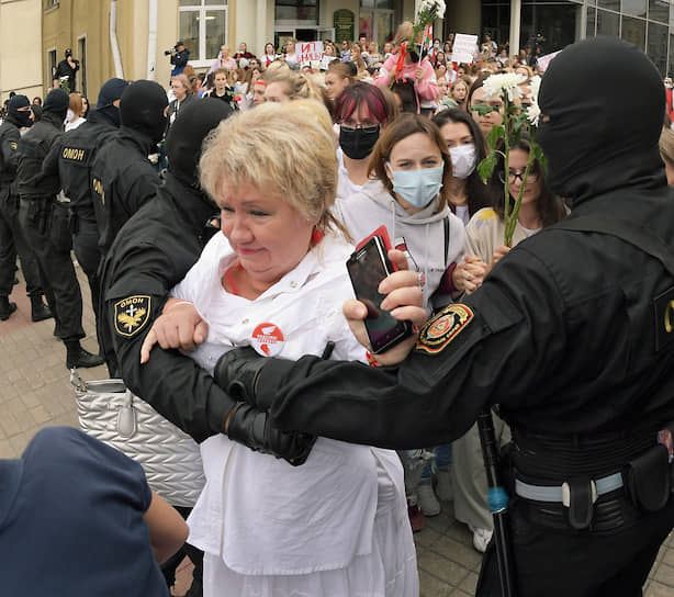 Участники протестного марша «женских миротворческих сил» в Минске 