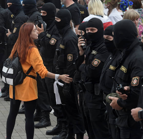 ОМОН и участники протестного марша «женских миротворческих сил» в Минске 