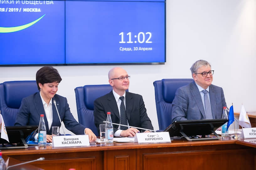 Слева направо: проректор НИУ ВШЭ Валерия Касамара, первый заместитель руководителя администрации президента Сергей Кириенко и ректор НИУ ВШЭ Ярослав Кузьминов 