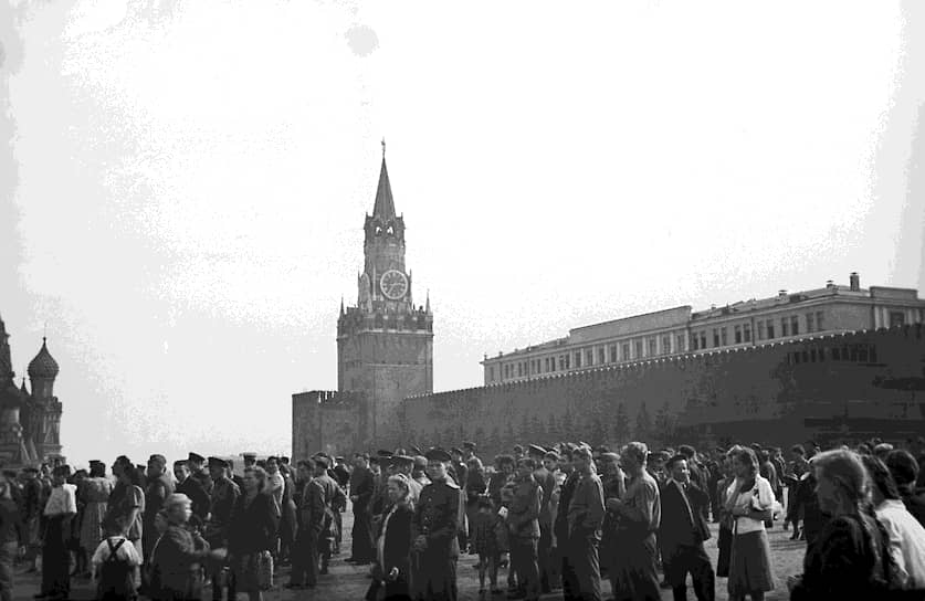 Воскресенье, 2 августа 1945 года. Москва, Красная площадь. По радио транслируется обращение генералиссимуса Советского Союза Иосифа Сталина по поводу победы над Японией 