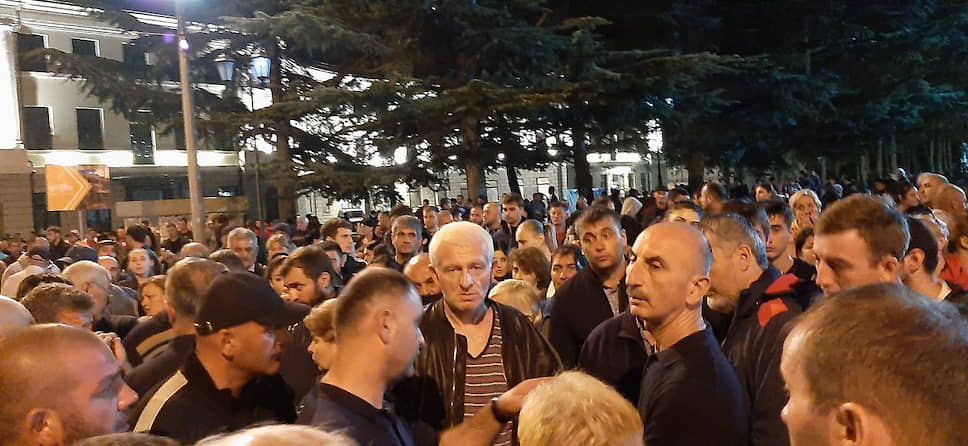 Протест местных жителей против произвола силовиков на главной площади Цхинвала 