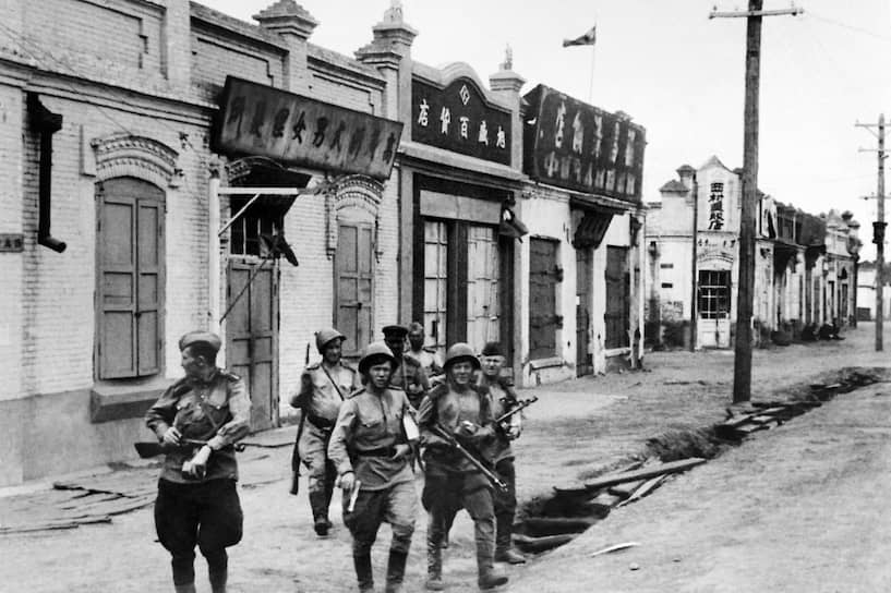 Войска Забайкальского фронта начали наступление с территории Монгольской Народной Республики, пересекли пустыню Гоби и отрезали Квантунскую армию от японских войск в северном Китае, заняв города Чанчунь и Шэньян 