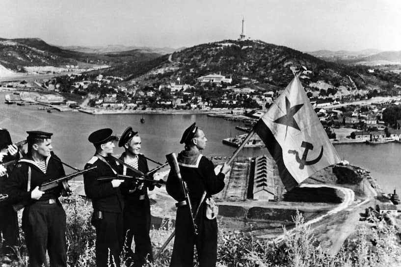22 августа 1945 года войска Забайкальского фронта под командованием маршала Родиона Малиновского освободили от японцев китайские портовые города Далянь и Порт-Артур, расположенные на Ляодунском полуострове  На фото: советские моряки в Порт-Артуре 