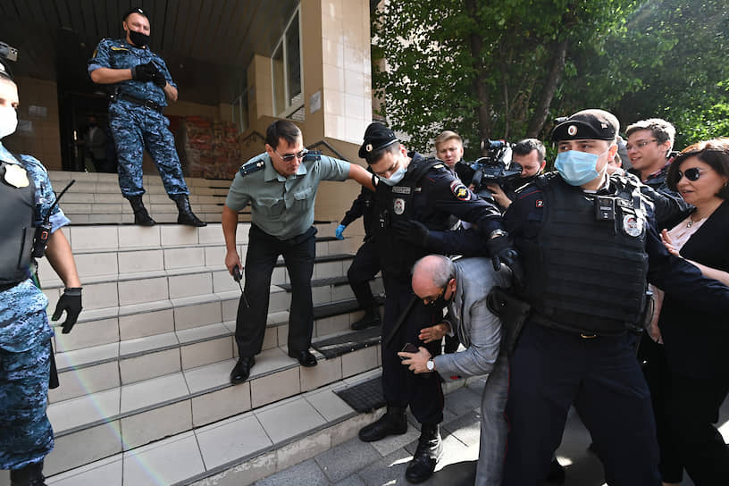 Москва. Адвокат Александр Добровинский проходит через кордон на заседание Пресненского суда по делу о смертельном ДТП 