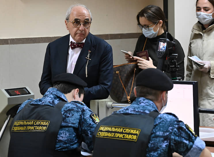 Адвокат пострадавшей стороны Александр Добровинский (слева) в Пресненском суде  