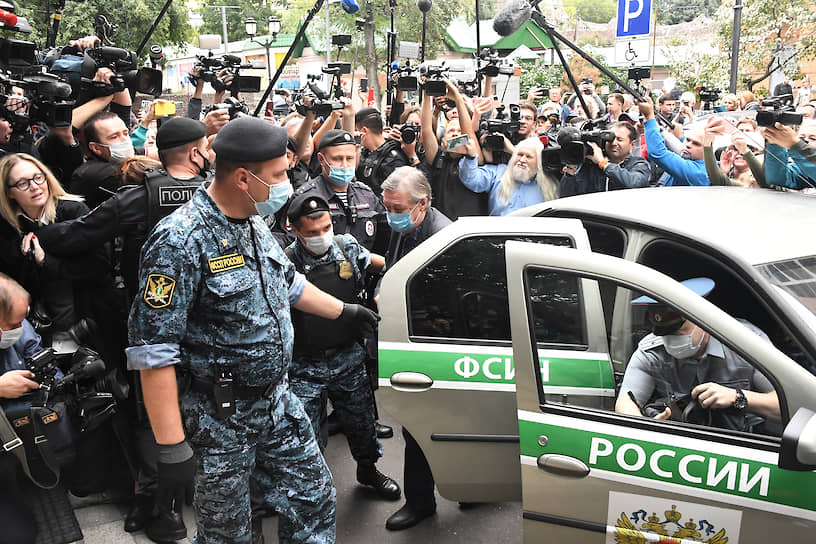 Актер Михаил Ефремов (в центре) перед началом заседания суда 
