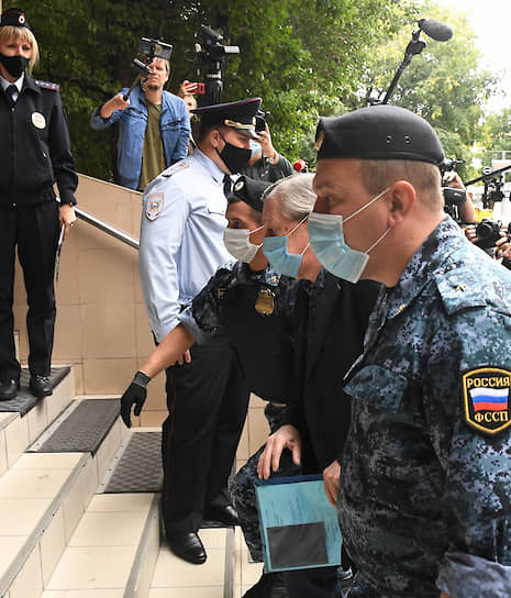 Суд признал артиста виновным в совершении ДТП, которое произошло 8 июня на Садовом кольце в Москве. Михаил Ефремов в состоянии алкогольного опьянения выехал на встречную полосу, в результате аварии погиб курьер Сергей Захаров 