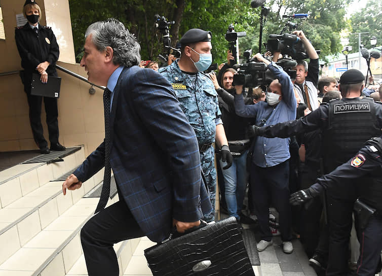 Адвокат Михаила Ефремова Эльман Пашаев перед началом заседания суда 