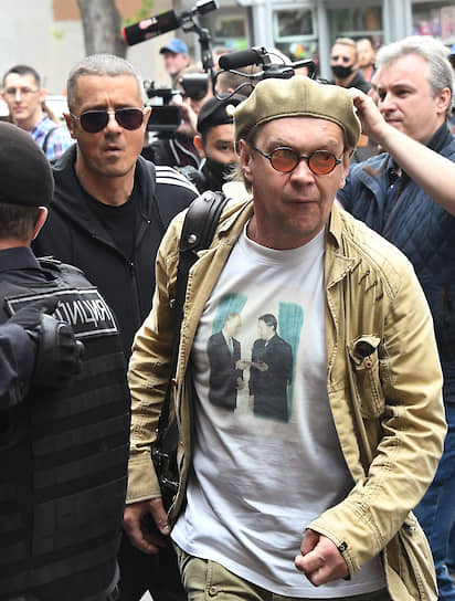 Актеры Михаил Горевой (в центре) и Алексей Макаров (слева) возле здания суда 