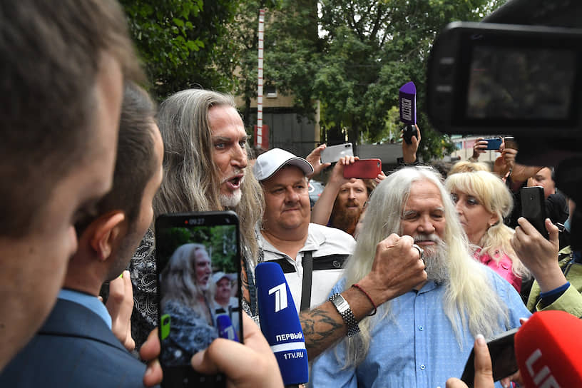 Актер Никита Джигурда (слева) и Иван Кулебякин (справа), позиционирующий себя как колдун и экстрасенс, у здания суда 