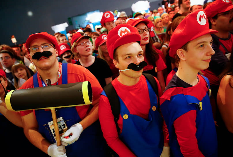 В основной серии на данный момент вышло свыше 20 игр, последняя — Super Mario Maker 2, была выпущена в июне 2019 года на приставке Nintendo Switch   На фото: празднование юбилея игры Super Mario в немецком Кельне 